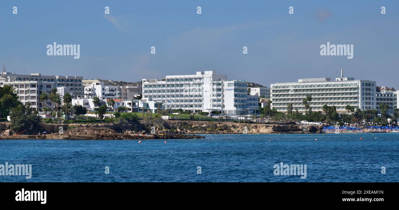 Protaras, Chypre - 10 octobre. 2019. Vue sur les hôtels de villégiature depuis la mer Banque D'Images