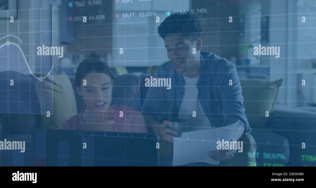 Image de plusieurs graphiques et tableau de négociation sur divers couples vérifiant les dépenses sur ordinateur portable Banque D'Images