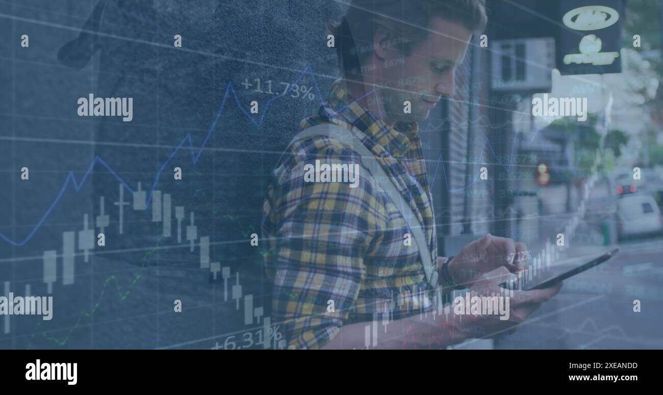 Image du traitement des données financières sur homme caucasien heureux utilisant un smartphone dans la rue Banque D'Images