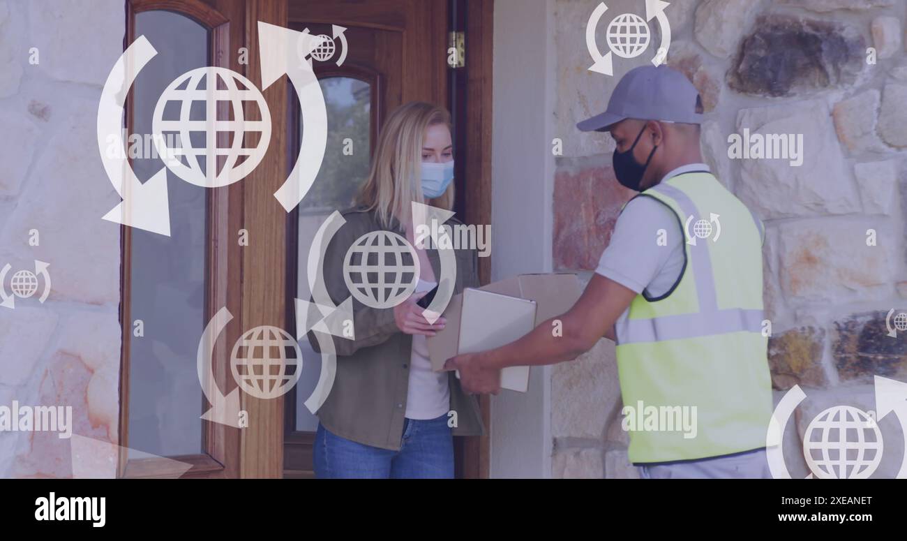 Image d'icônes de médias sur la femme caucasienne avec masque facial prenant paquet Banque D'Images