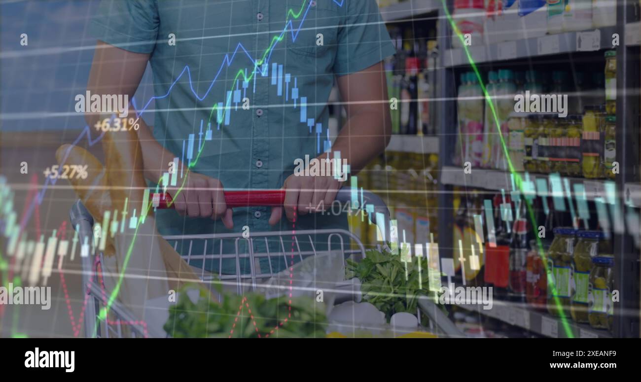 Image du traitement des données sur un homme caucasien avec chariot en magasin Banque D'Images