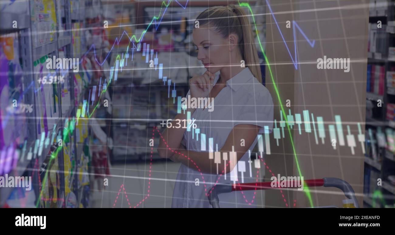 Image du traitement des données sur une femme caucasienne dans un magasin Banque D'Images