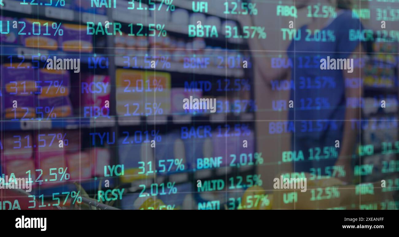 Image du traitement des données sur une femme caucasienne dans un magasin Banque D'Images