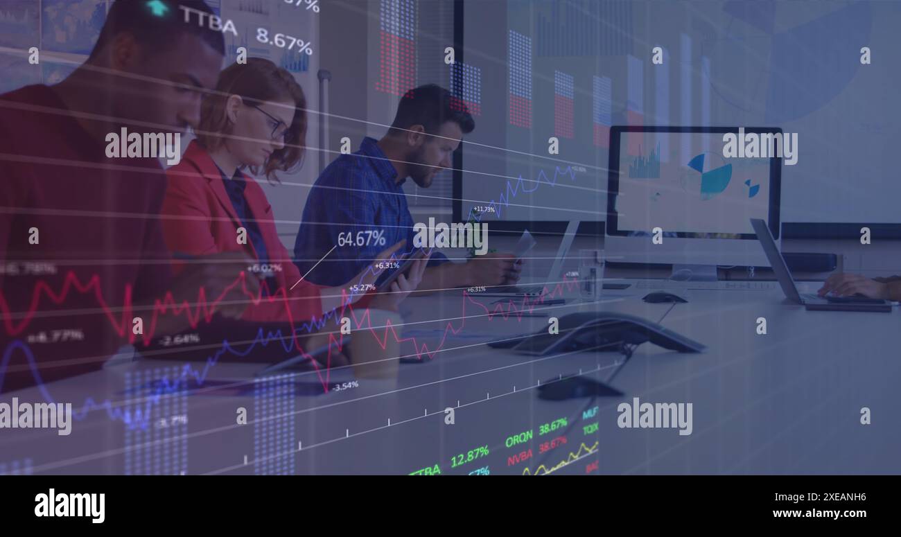 Image du traitement des données boursières contre une équipe diversifiée de collègues travaillant au bureau Banque D'Images