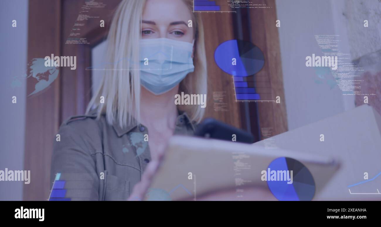 Image de traitement de données sur une femme caucasienne avec un paquet de prise de masque facial Banque D'Images