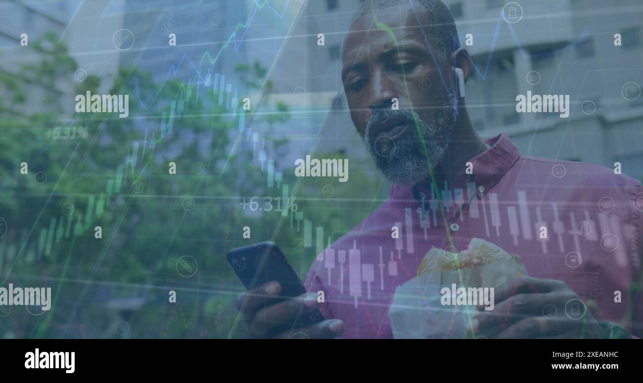 Image du traitement des données sur un homme afro-américain ayant snack à l'aide d'un smartphone dans la rue Banque D'Images