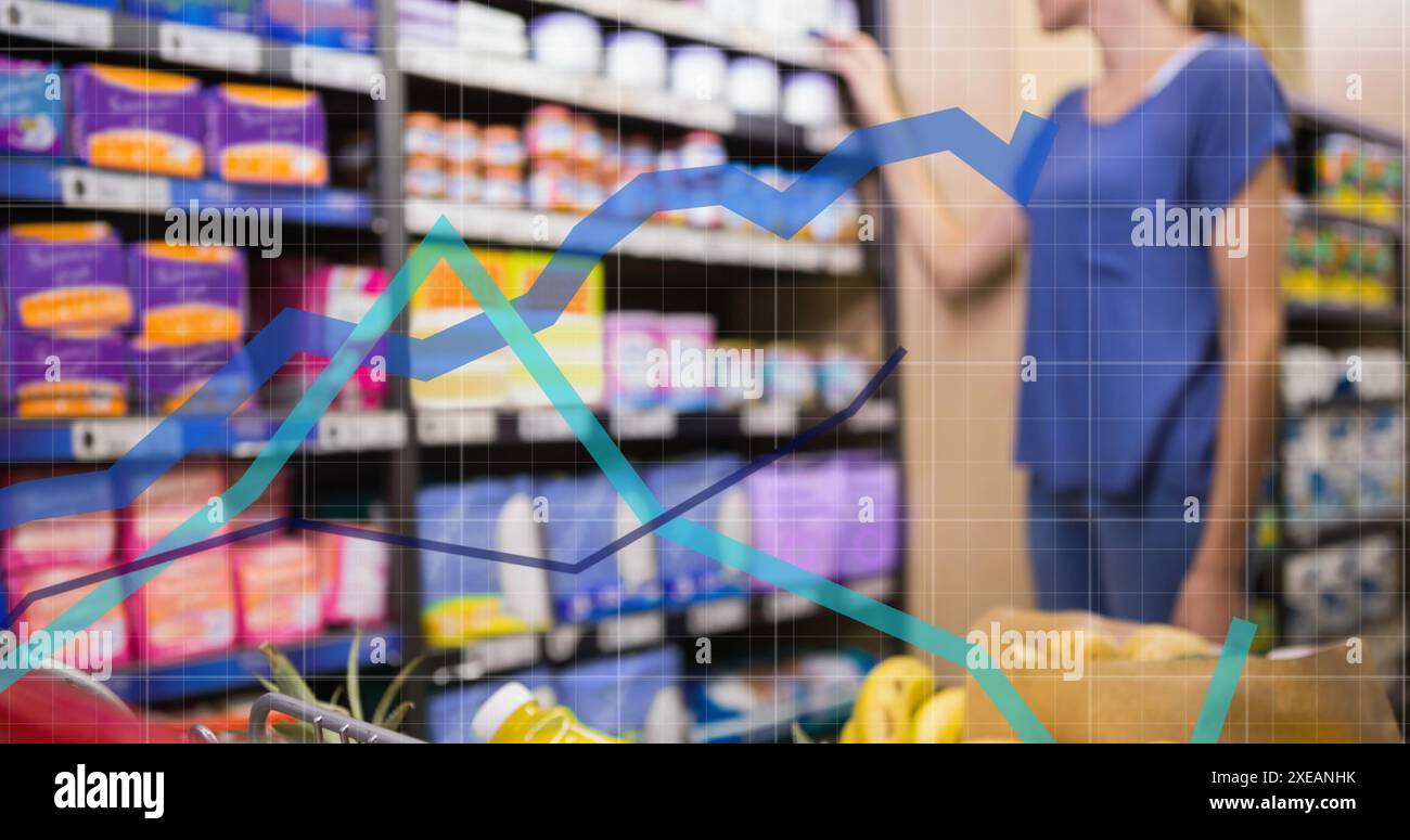 Image du traitement des données sur une femme caucasienne avec chariot en magasin Banque D'Images