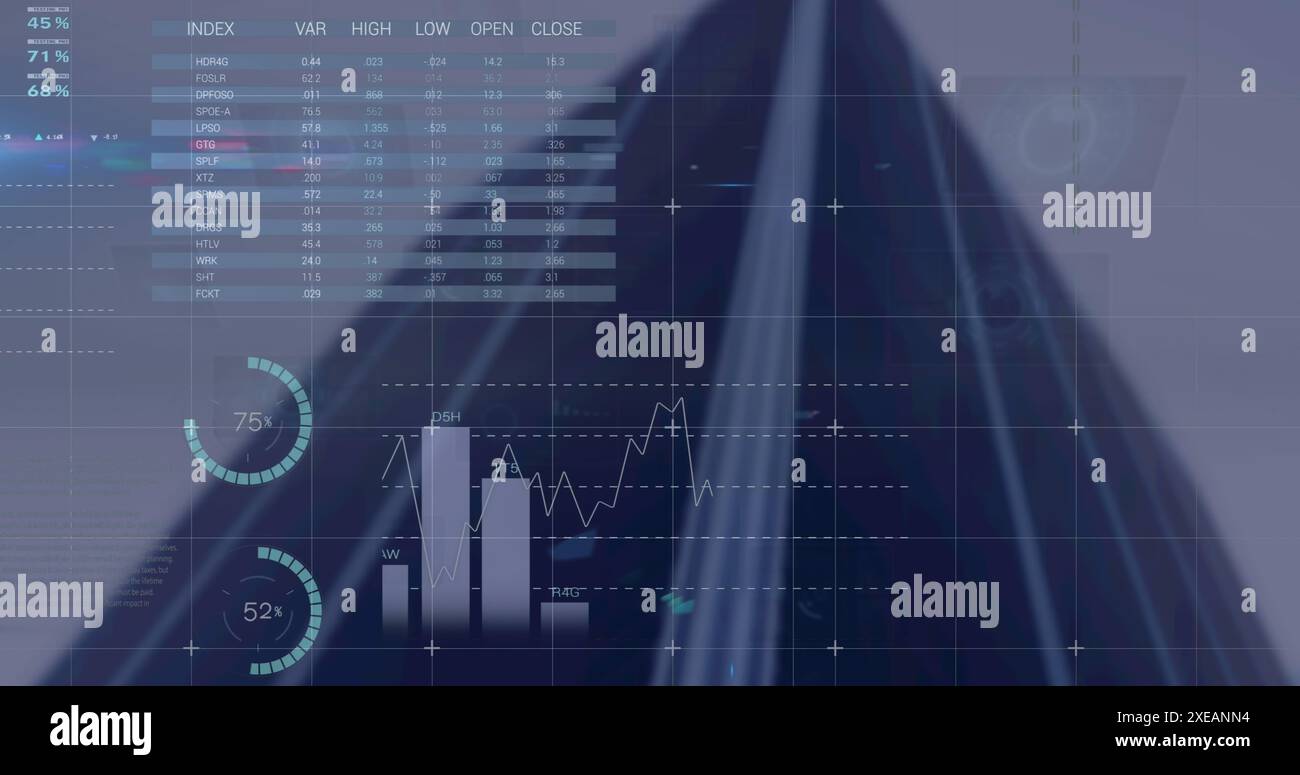 Plusieurs scanners et écrans avec traitement des données contre les grands bâtiments, image numérique Banque D'Images