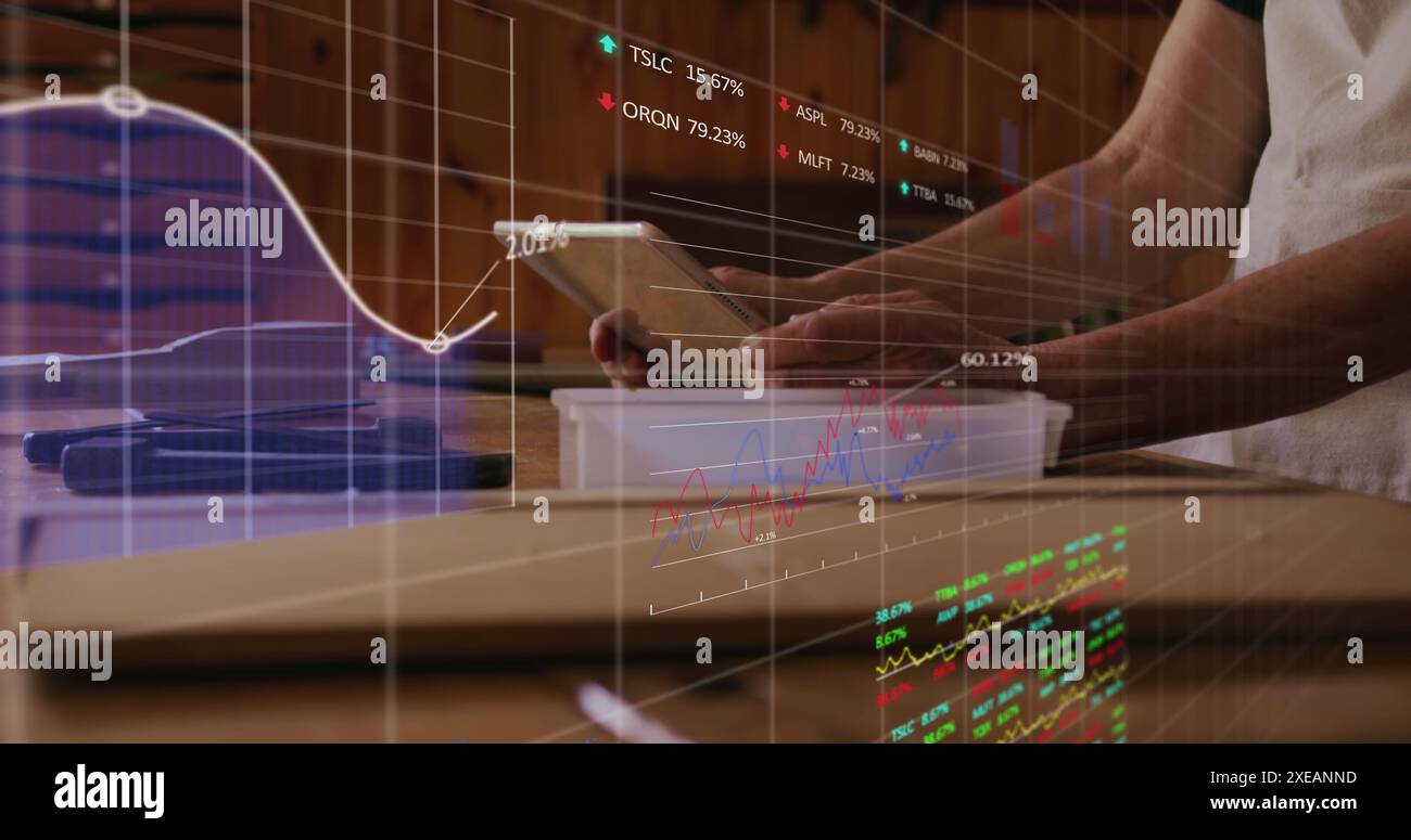 Image du traitement des données sur les hommes utilisant une tablette Banque D'Images