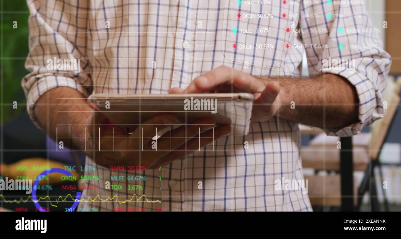 Image du traitement des données sur les hommes utilisant une tablette Banque D'Images