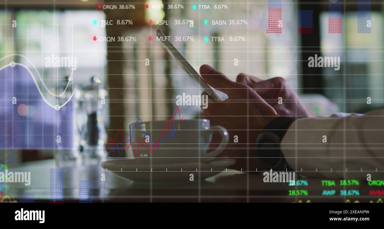 Image du traitement des données sur les hommes utilisant une tablette Banque D'Images