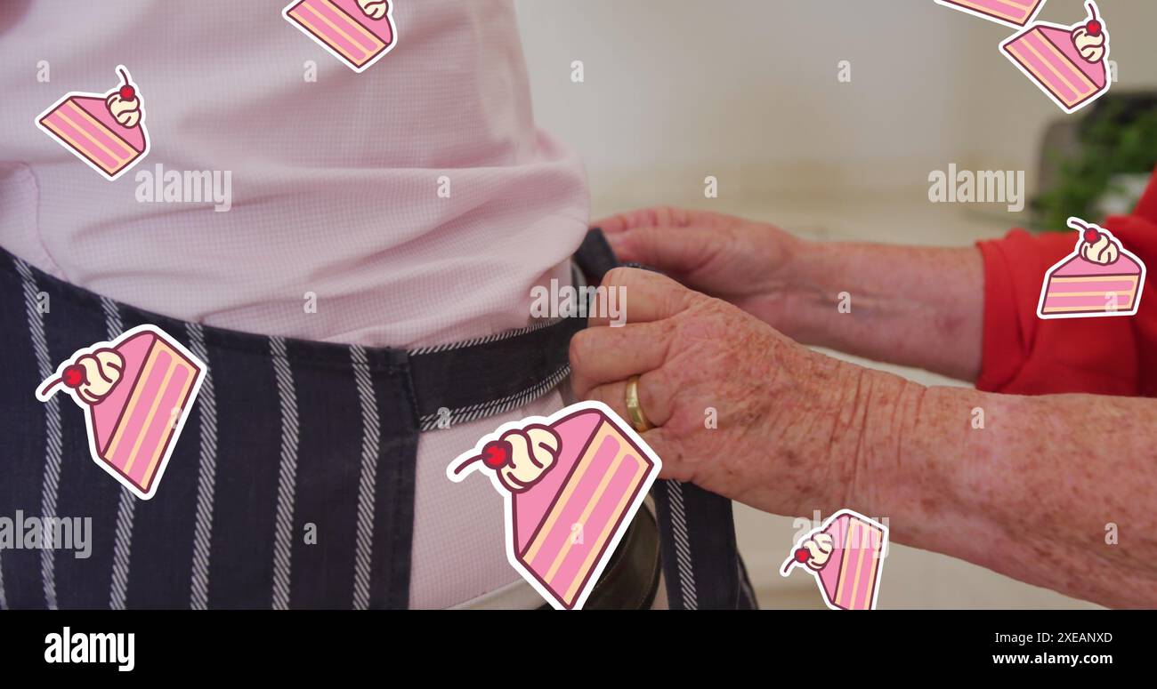 Image d'un morceau de gâteaux sur les mains d'une femme âgée caucasienne attachant un tablier Banque D'Images