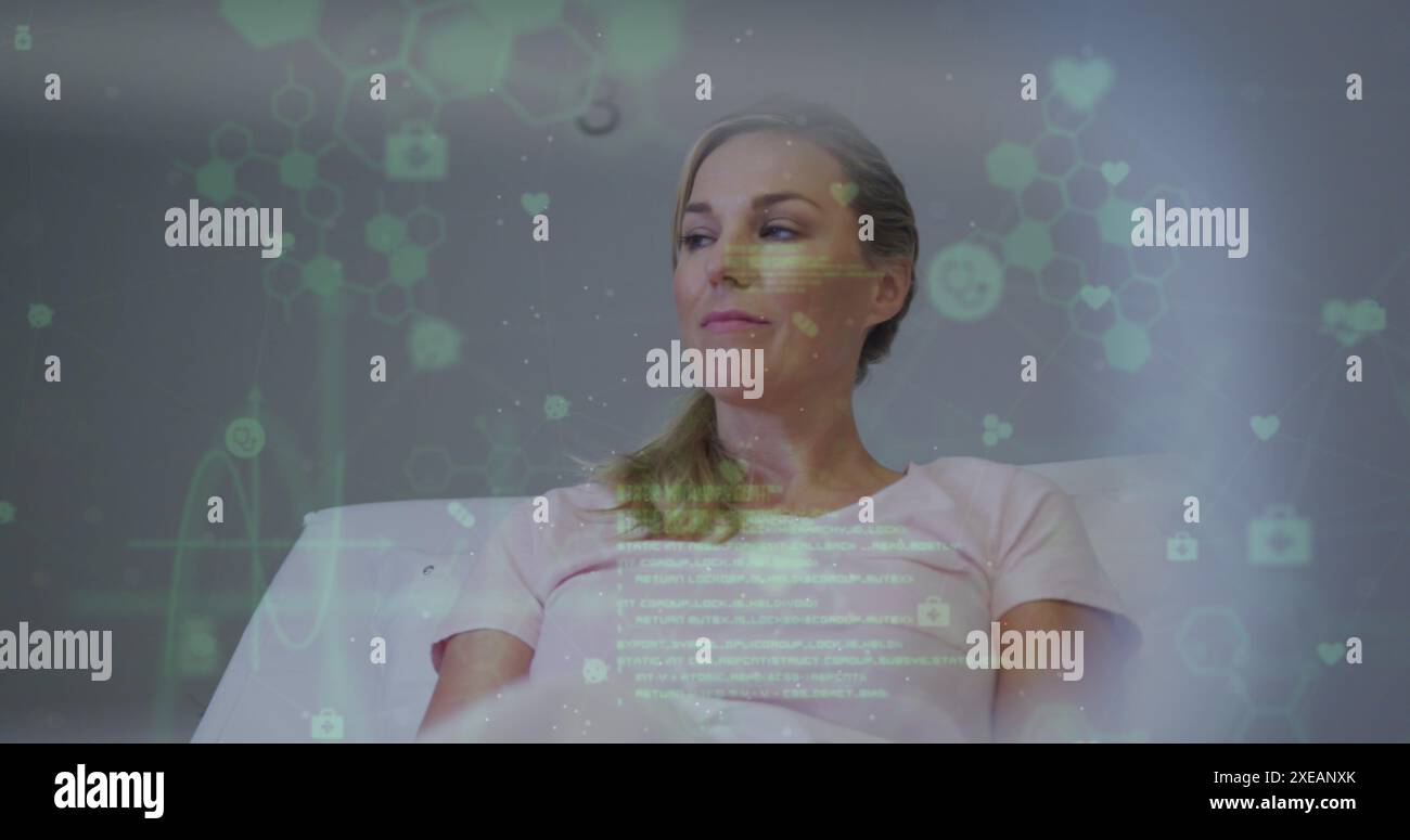 Image du réseau de connexions et de traitement des données sur la femme caucasienne Banque D'Images