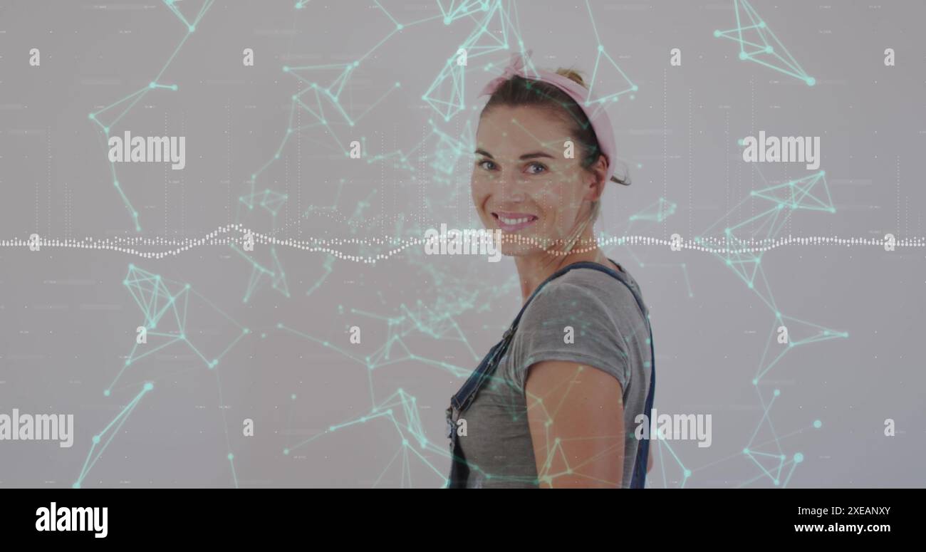 Image du réseau de connexions et de traitement des données sur la femme caucasienne Banque D'Images