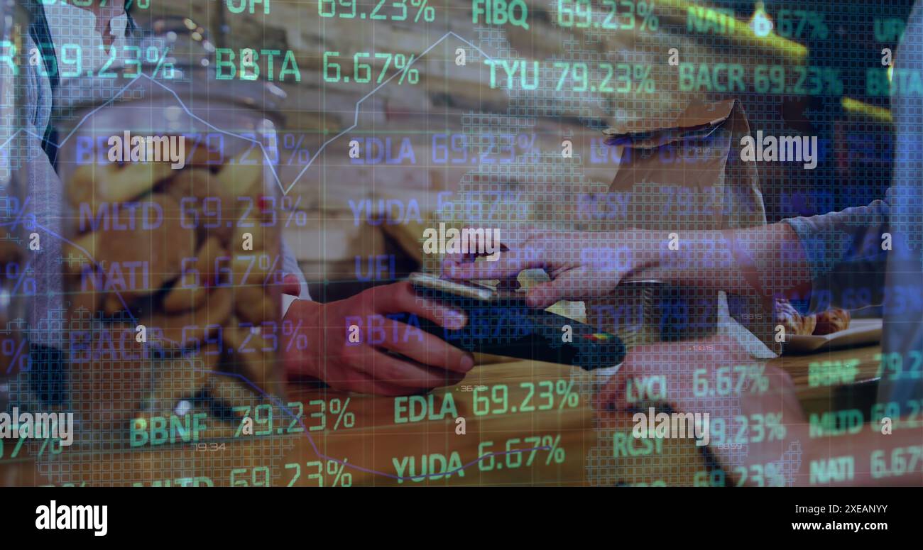 Image du traitement des données sur une femme caucasienne payant avec smartphone dans la boutique Banque D'Images