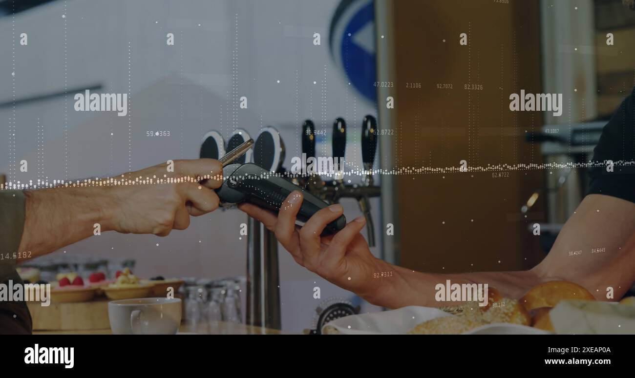 Image du traitement de données statistiques sur un homme caucasien effectuant un paiement par terminal Banque D'Images