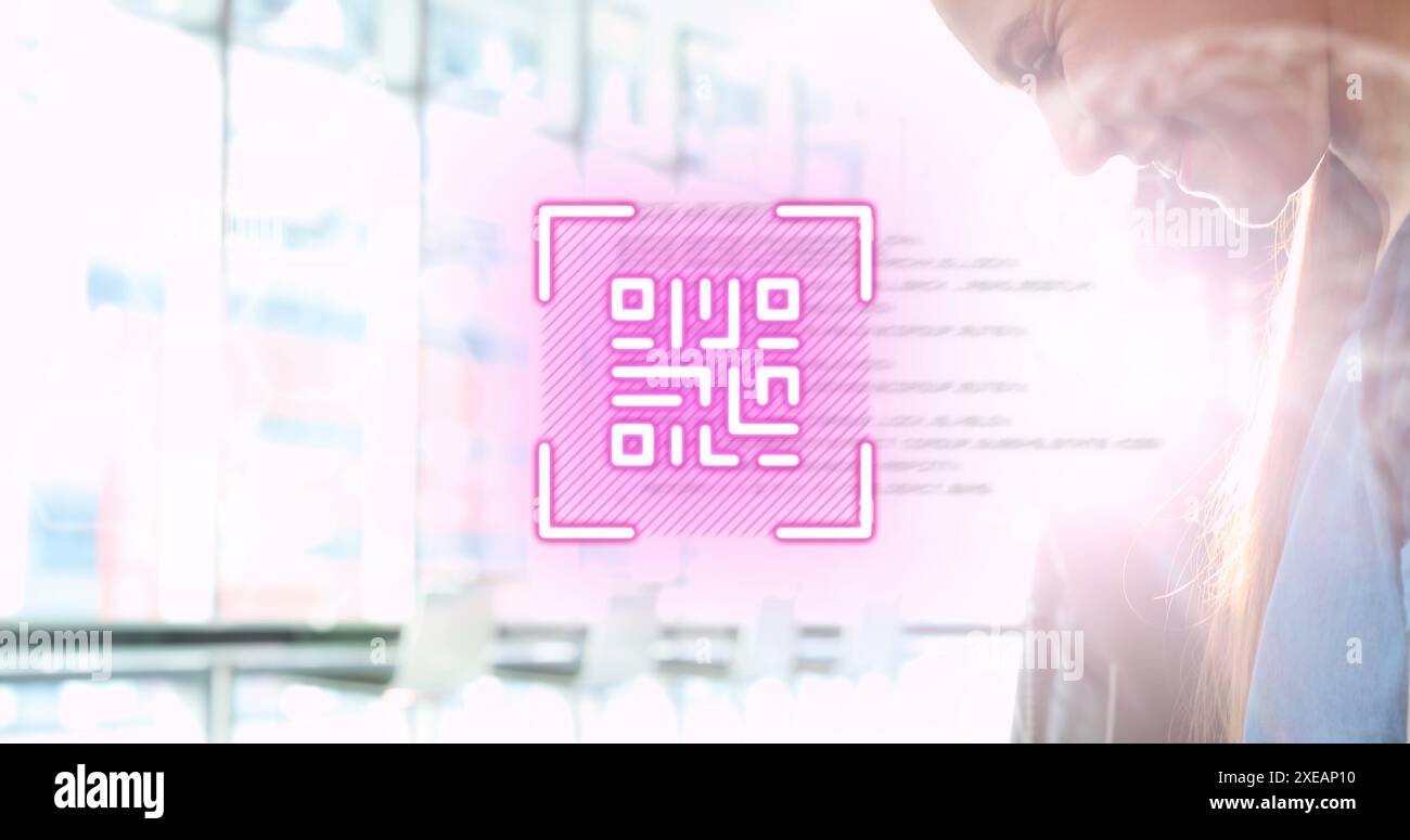 Image du traitement des données et du code qr sur une femme caucasienne à l'aide d'un smartphone Banque D'Images