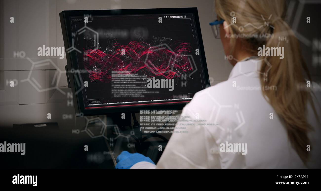 Image du traitement des données sur le caucasien femme médecin utilisant l'ordinateur Banque D'Images