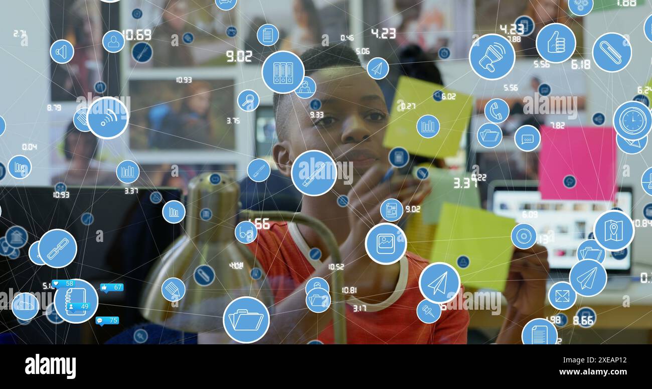 Image du traitement des données sur la femme d'affaires afro-américaine prenant des notes Banque D'Images