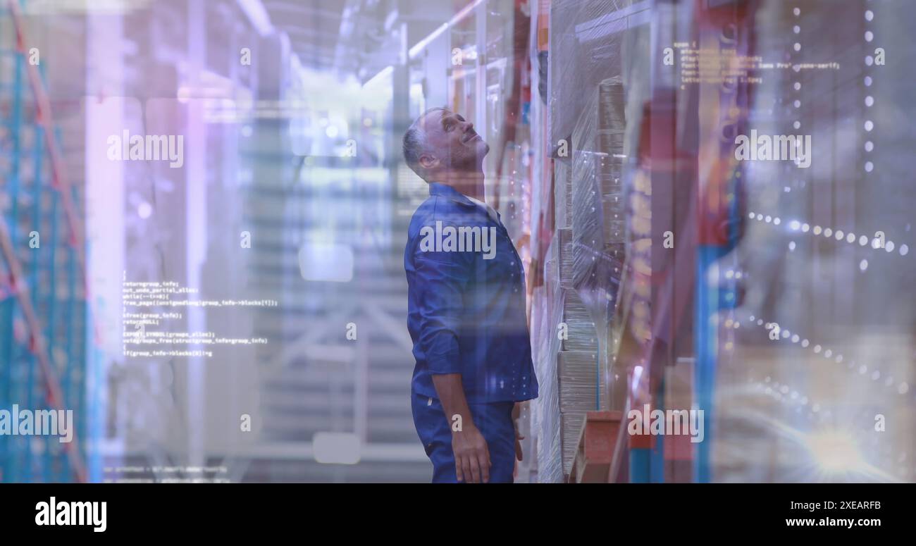 Image du traitement des données sur un travailleur caucasien dans un entrepôt Banque D'Images