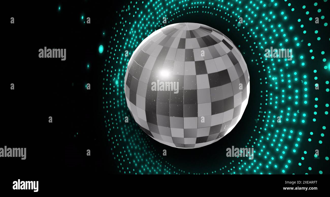 Image de boule miroir disco rétro et lumière bleue incandescente sur fond noir Banque D'Images