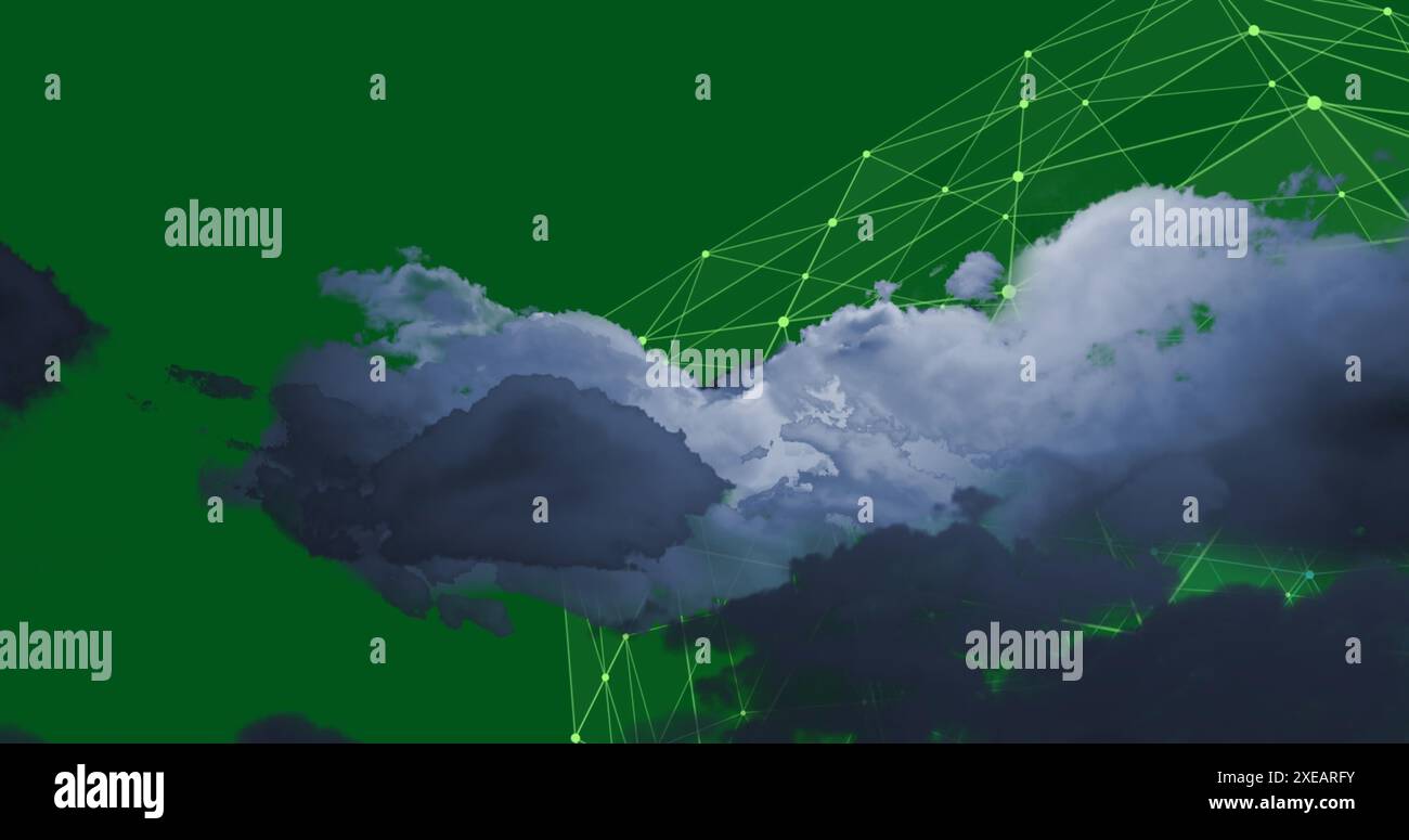 Image de nuages avec traitement des données et connexions sur fond vert Banque D'Images