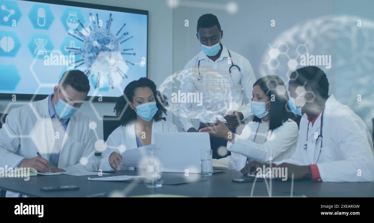 Image de données médicales sur divers médecins en masques de visage discutant en cabinet Banque D'Images