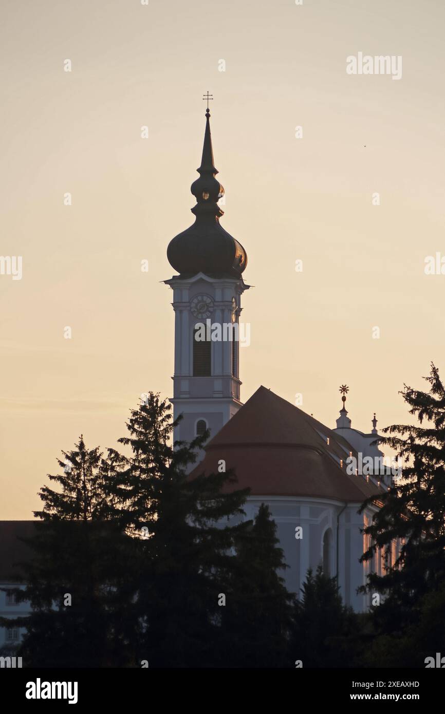 Le MarienmÃ¼nster à Diessen am Ammersee sous le soleil du soir Banque D'Images