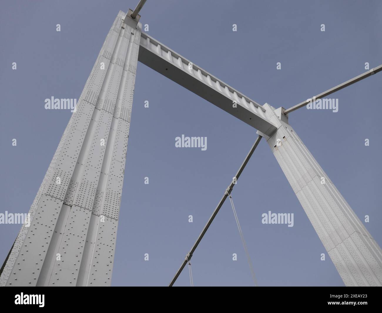 Support de pont suspendu et vue du câble vers le ciel Banque D'Images