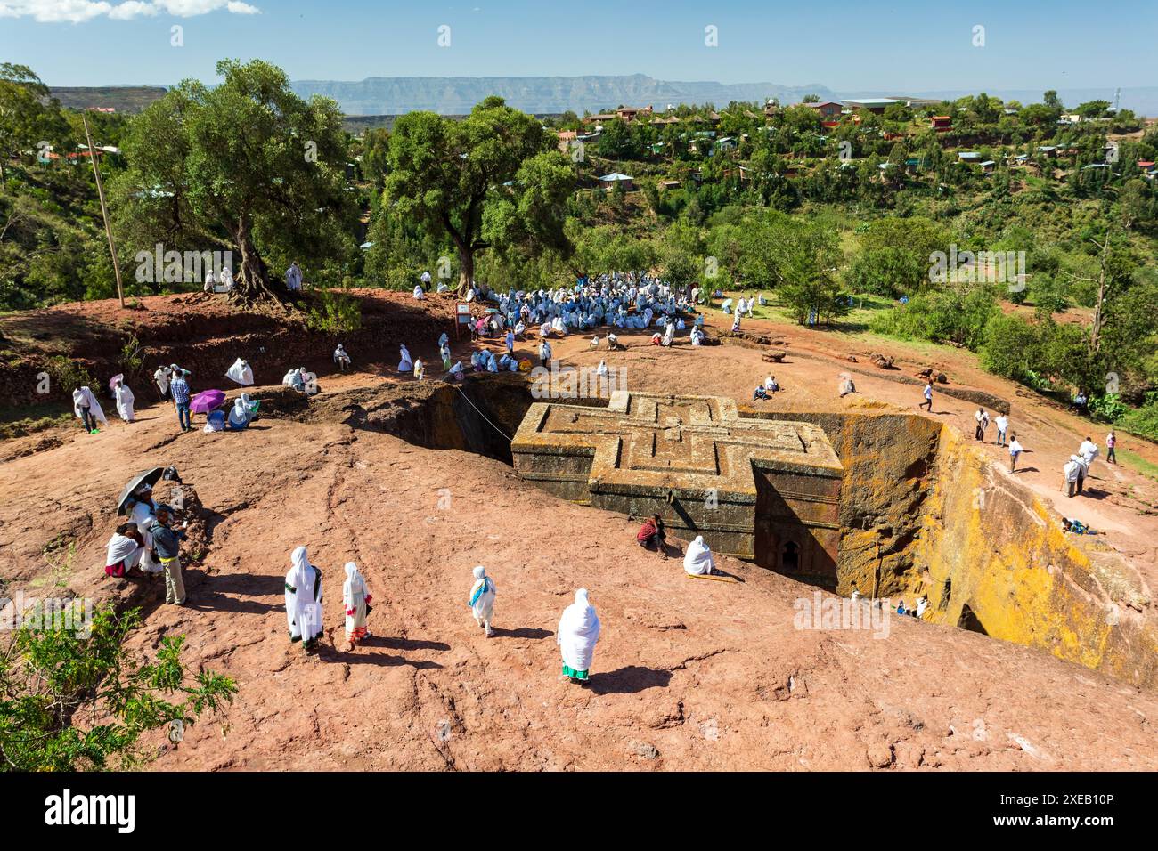 Peuple éthiopien chrétien orthodoxe derrière la célèbre église taillée dans le roc, Lalibela Ethiopia People Diversity, Banque D'Images