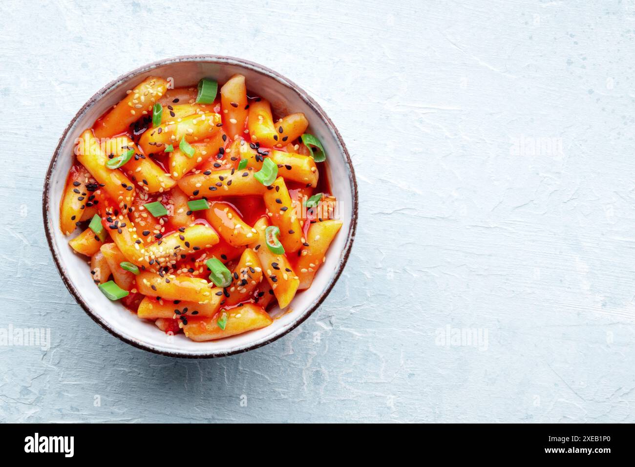 Tteokbokki ou topokki, cuisine de rue coréenne, gâteaux de riz épicés Banque D'Images