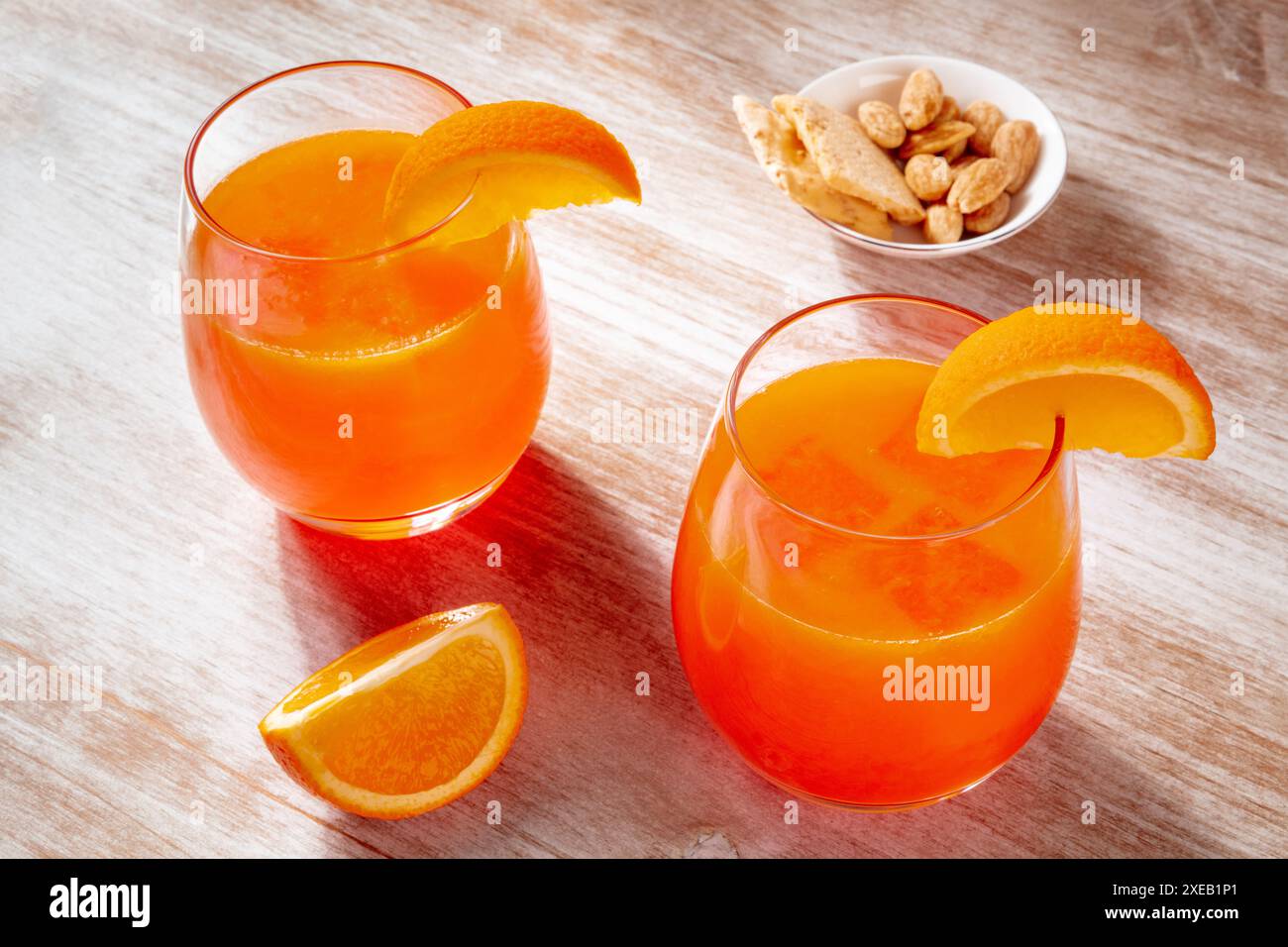 Boissons à l'orange et une collation salée sur un fond de bois, jus pressé frais Banque D'Images