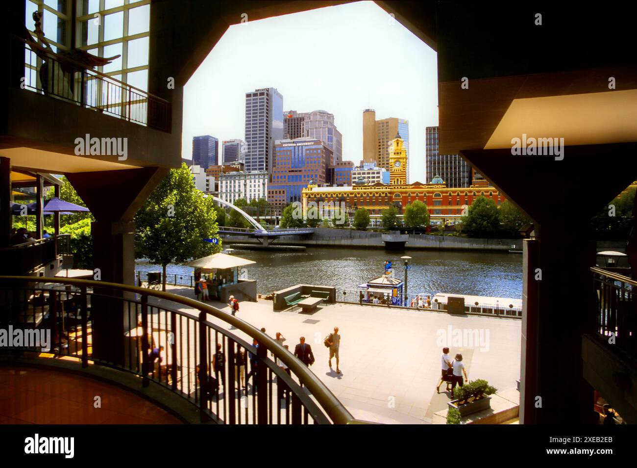 Vue sur la ville de l'autre côté de la rivière Yarra, Melbourne, Australie Banque D'Images