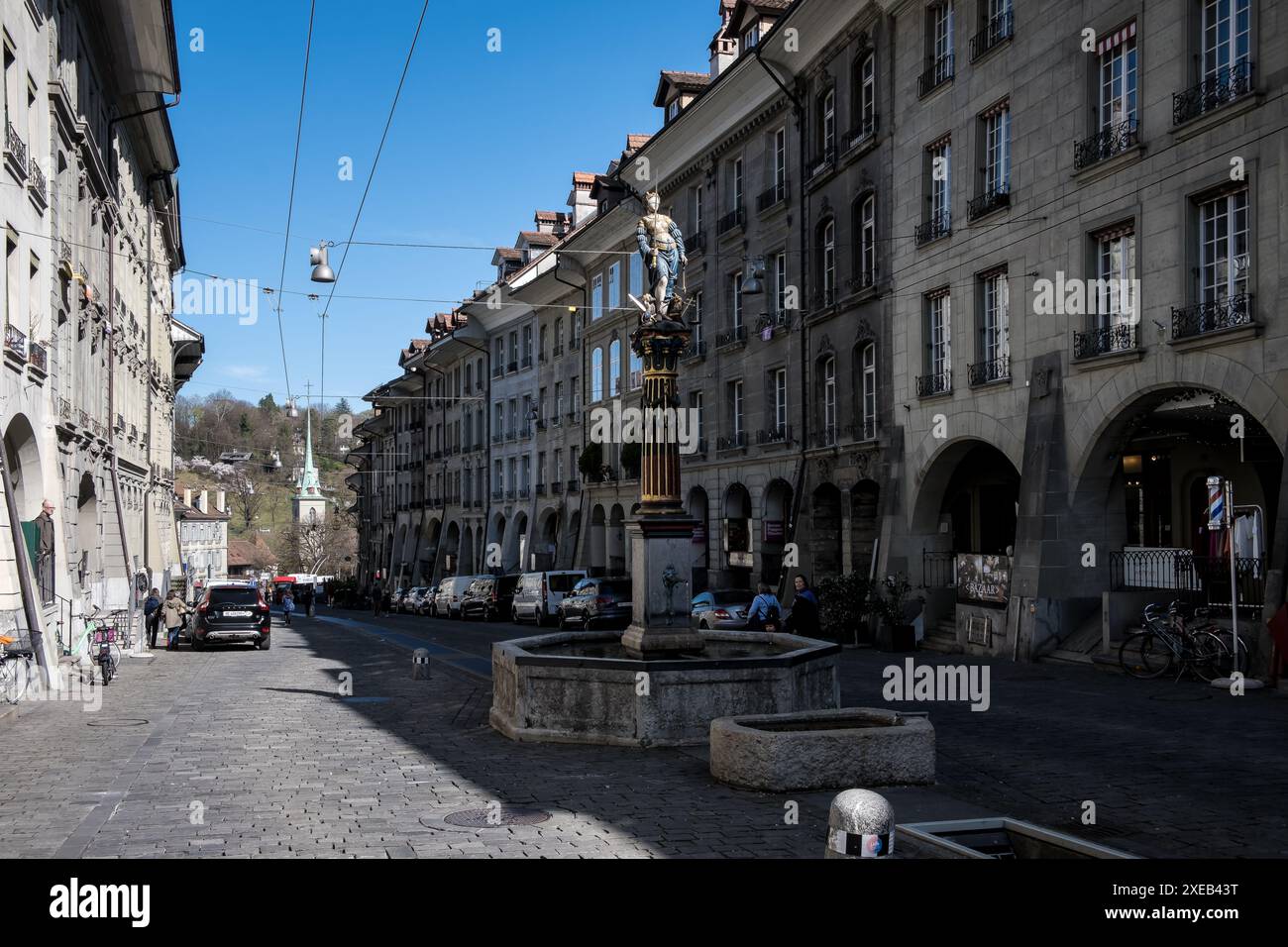 Vue de la Gerechtigkeitsbrunnen (Fontaine de Justice), fontaine du XVIe siècle située dans la vieille ville de Berne, capitale de facto de la Suisse. Banque D'Images