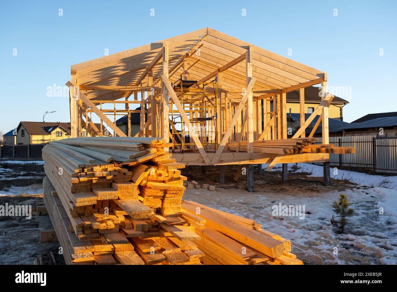 Construction d'une maison à ossature en bois - cadre de la fondation, murs, toit sur pilotis est un site de construction, le processus de b Banque D'Images