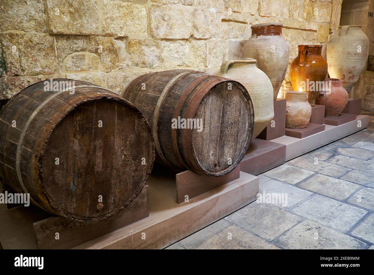 Tonneaux et vases en céramique dans la cuisine du palais de l'Inquisiteur, Vittoriosa, Malte. Banque D'Images