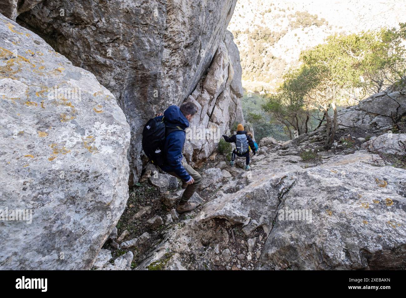 Randonneurs descendant le col de Bisquerra Banque D'Images