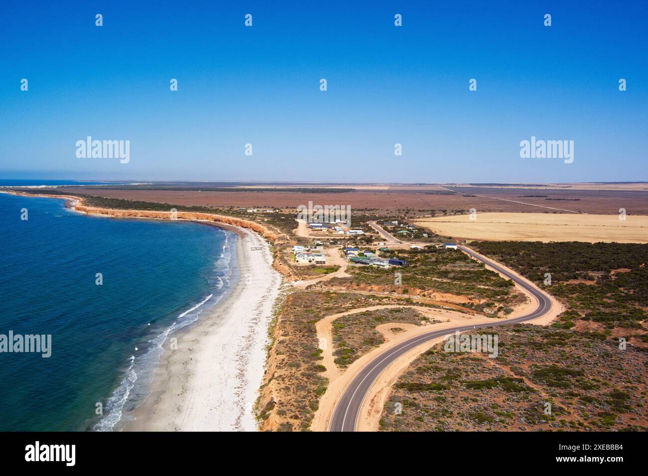 Vue aérienne de Port Gibbon, une ville côtière d'Australie méridionale. L'image capture la proximité de la ville à l'océan avec ses plages de sable blanc et c Banque D'Images