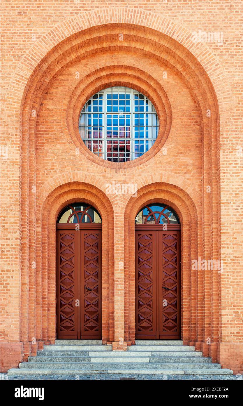 Entrée à l'église de la Sainte Trinité à Torun Banque D'Images