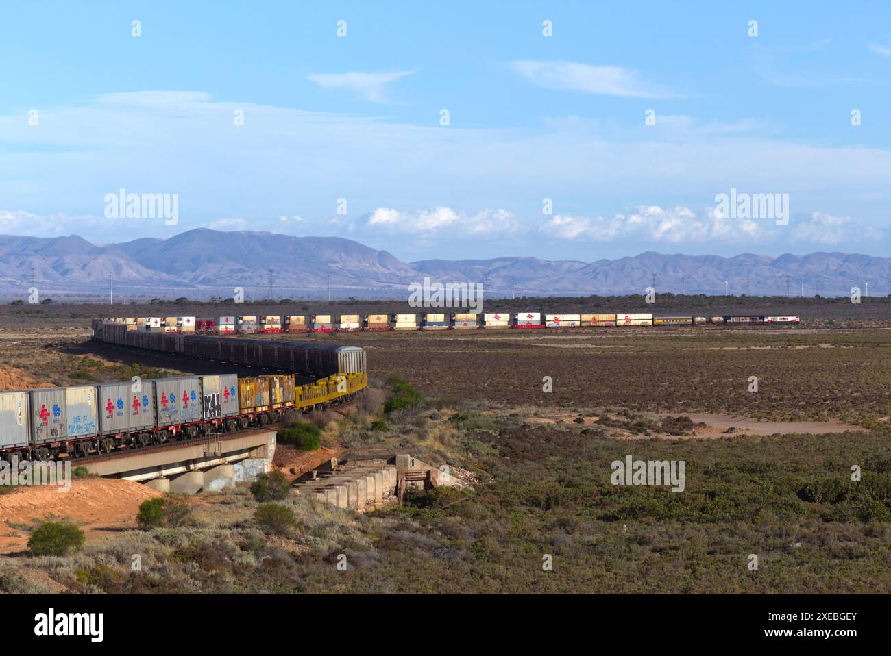 Train module de fret de conteneurs en provenance de Darwin pour Adélaïde traversant les plaines salines à la périphérie de Port Augusta Australie méridionale Banque D'Images