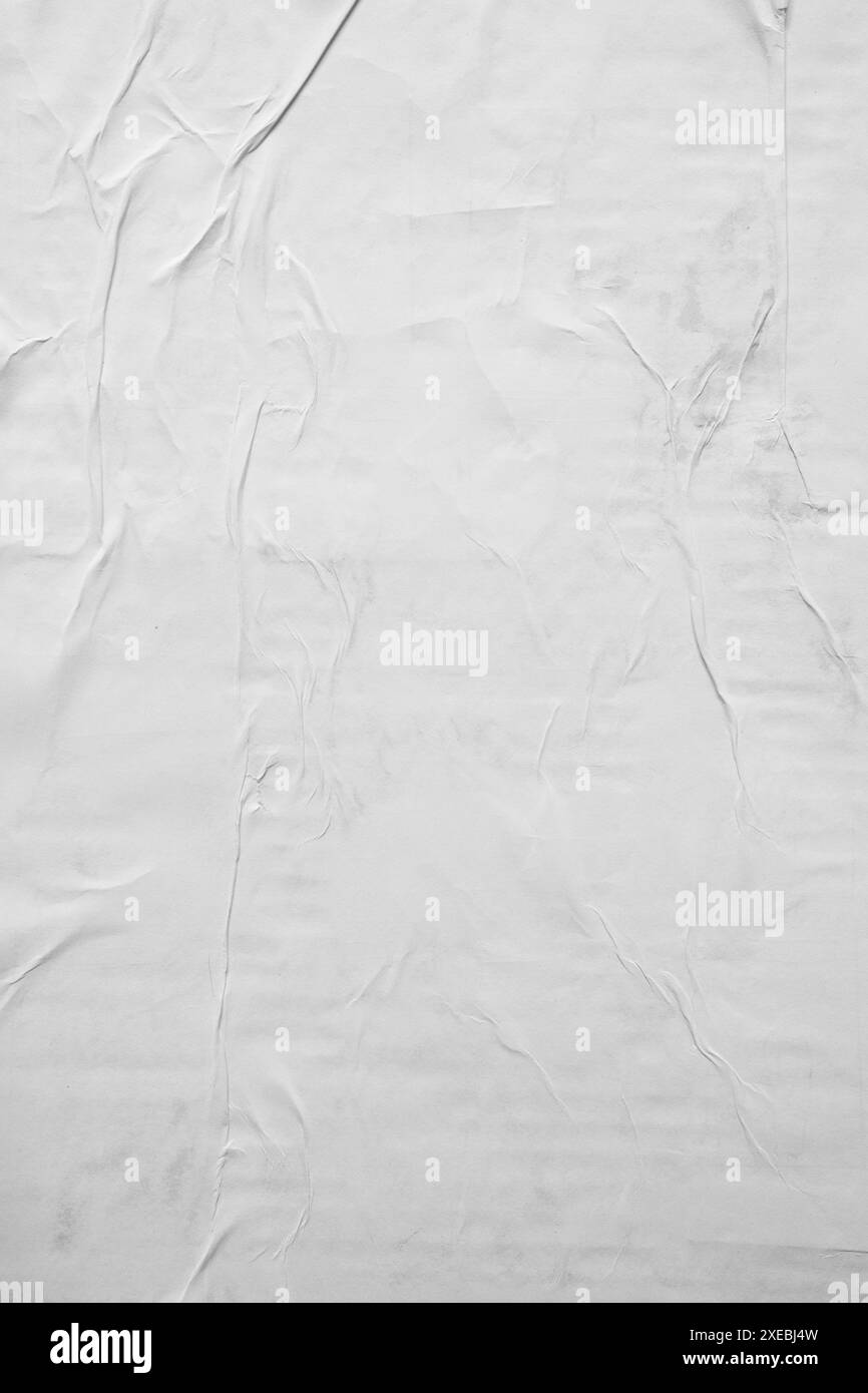 Fond vertical blanc froissé de texture d'affiche en papier Banque D'Images