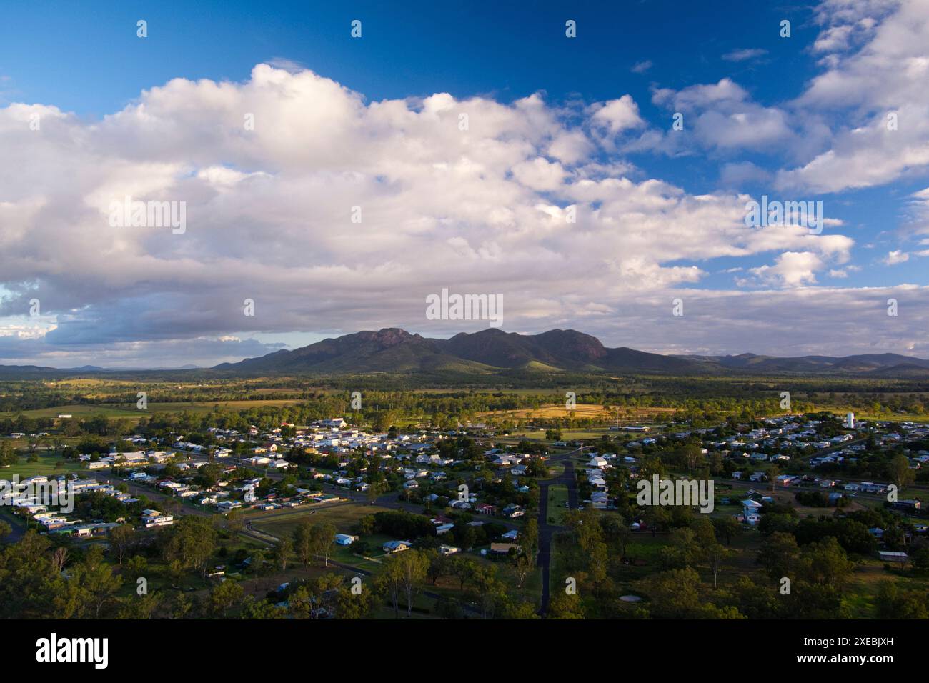 Aérien de Biggenden avec le Mont Walsh en arrière-plan Queensland Australie Banque D'Images