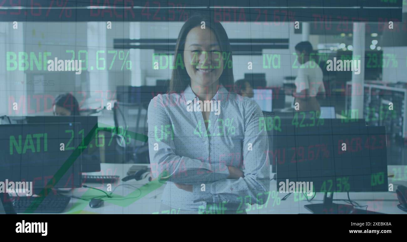 Image du traitement des données boursières contre le portrait d'une femme d'affaires asiatique souriante au bureau Banque D'Images
