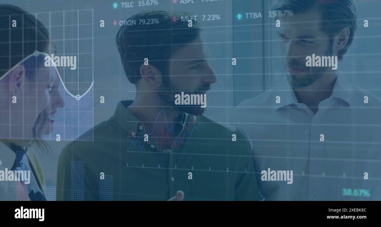 Image de statistiques, traitement des données boursières sur divers collègues discutant au bureau Banque D'Images