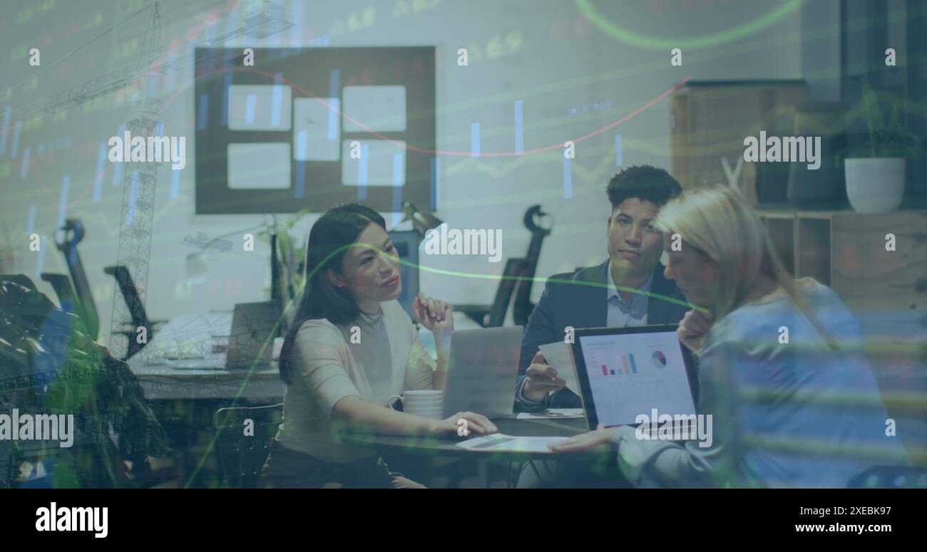 Image du traitement des données boursières sur un groupe de collègues divers discutant au bureau Banque D'Images