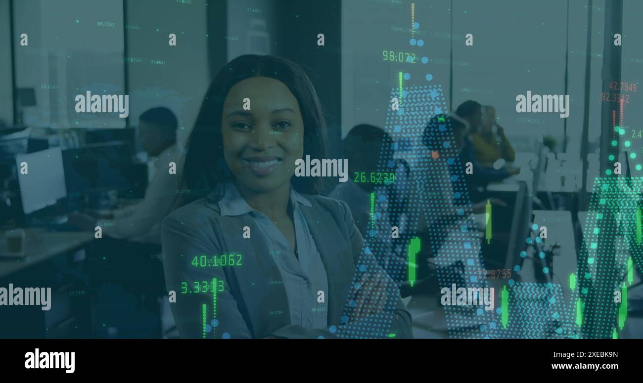 Image du traitement des données financières contre le portrait d'une femme amiircane africaine souriante au bureau Banque D'Images