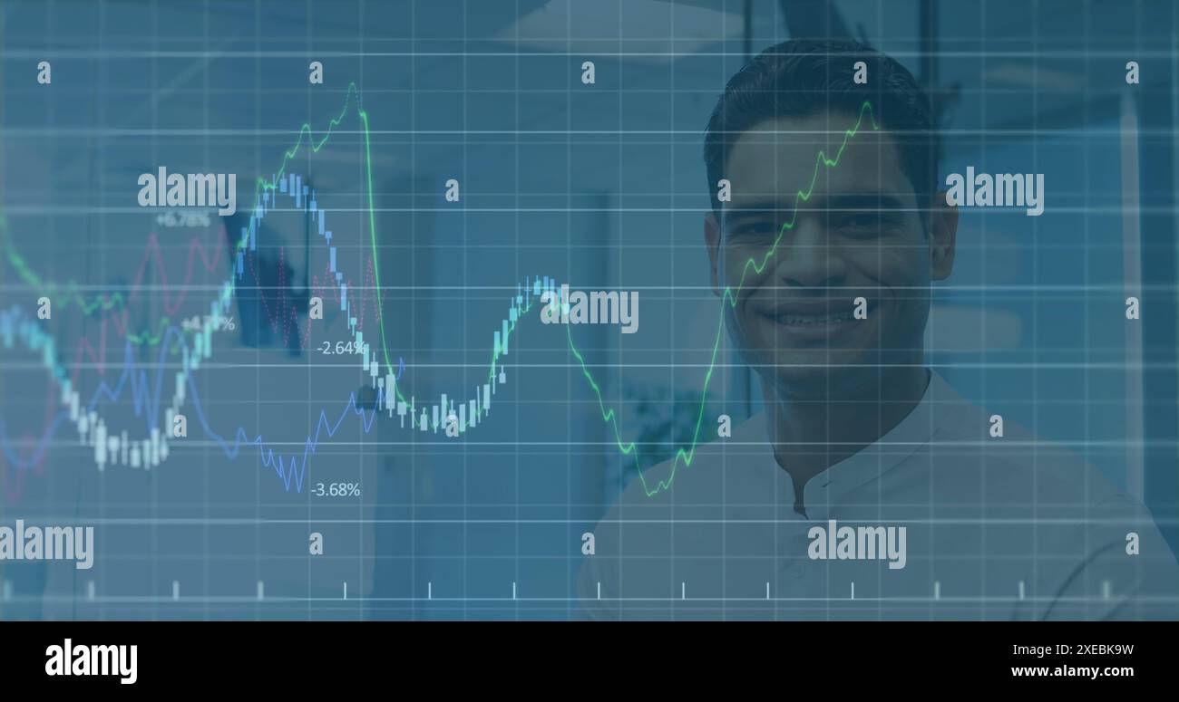 Image du traitement des données financières contre le portrait d'un homme biracial souriant au bureau Banque D'Images
