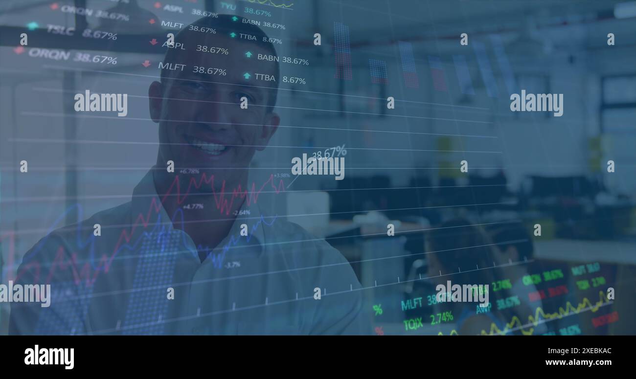 Image du traitement des données boursières sur le portrait d'un homme caucasien souriant au bureau Banque D'Images