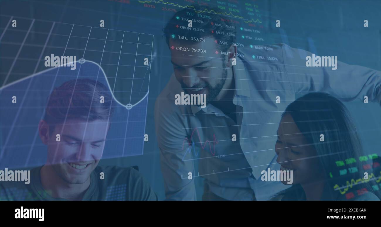 Image du traitement des données boursières contre divers collègues discutant ensemble au bureau Banque D'Images