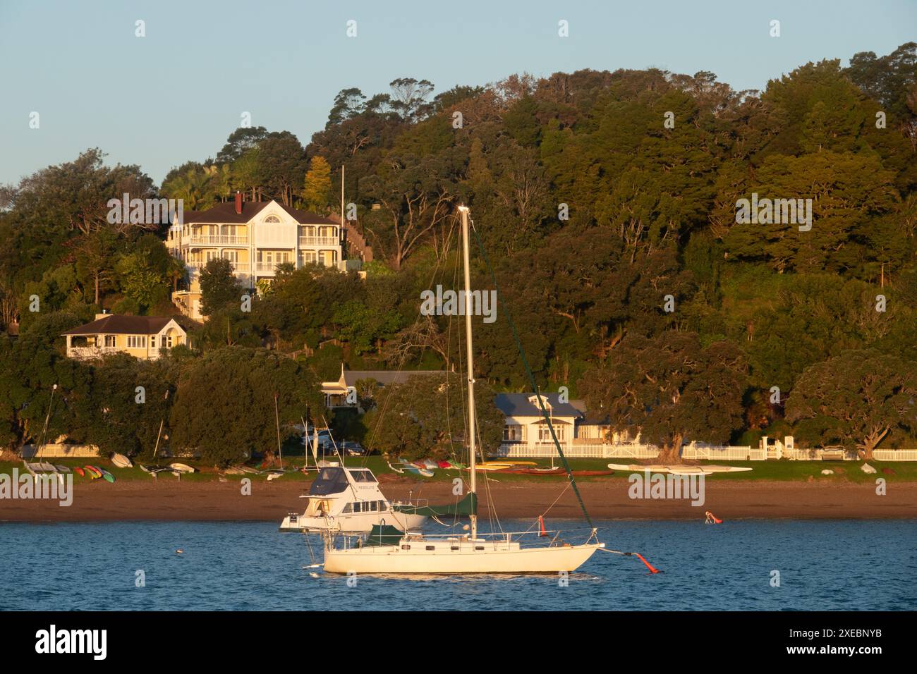 Vue sur le coucher du soleil de la plage de Russell, Bay of Islands, Nouvelle-Zélande Banque D'Images